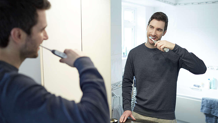 Comparison of Plaque and Gingivitis Reduction by Philips Sonicare FlexCare Platinum with Premium Plaque Control Brush Head and a Manual Toothbrush | Philips Sonicare Clinical Study (2017)