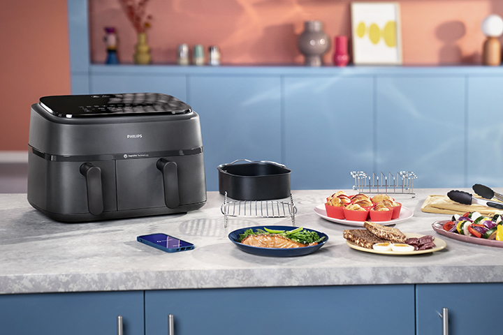 Airfryer image that shows airfryer accessories