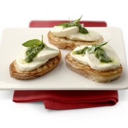 Garlic ciabatta with mozzarella and fresh pesto | Philips